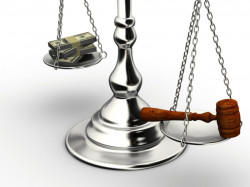 Patrocinio a spese dello Stato: il pagamento deve essere contemporaneo alla sentenza