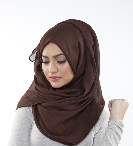 Islam, hijab: si può fare l’hostess anche con il velo