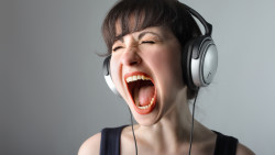 Musica alta, schiamazzi notturni e lesione del diritto al riposo altrui