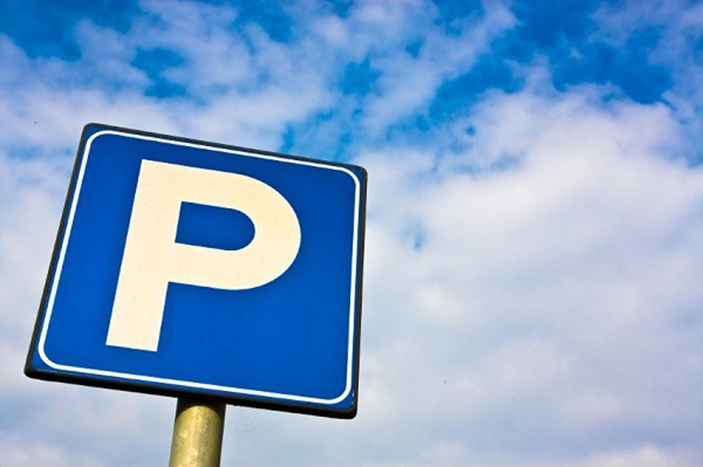 Parcheggio su strisce blu: gratis se il parchimetro è privo di bancomat
