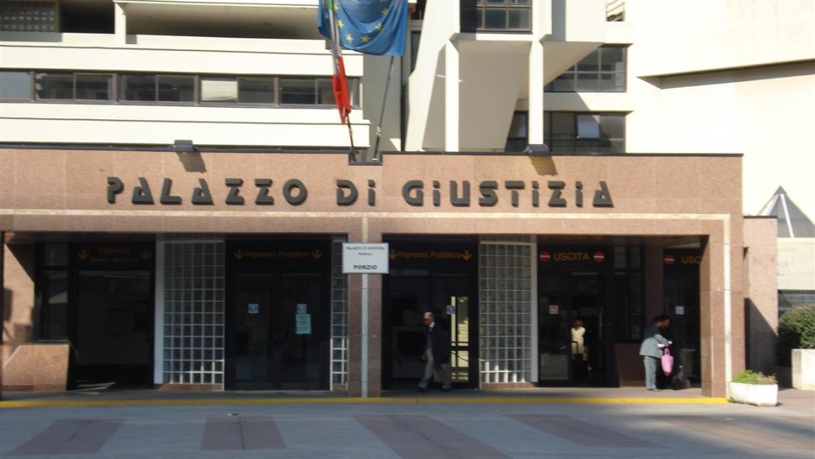 Casta forense: avvocati napoletani presidiano il Palazzo di Giustizia