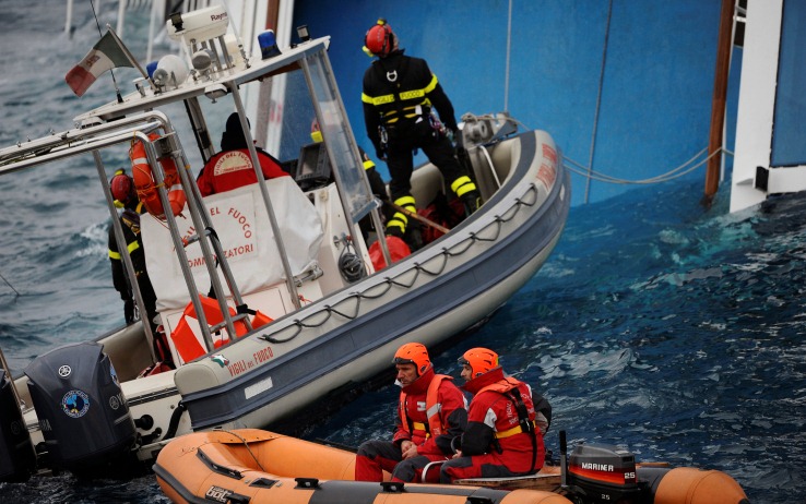 Costa Concordia: illegittima la mancata promozione dei Vigili del Fuoco accorsi sulla nave mentre affondava
