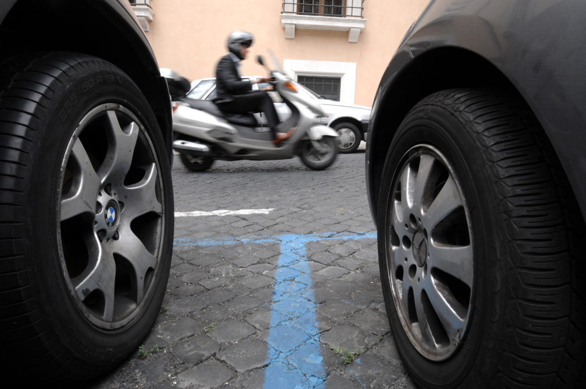 Parcheggio sulle strisce blu, no alla decisione del GdP secondo equità
