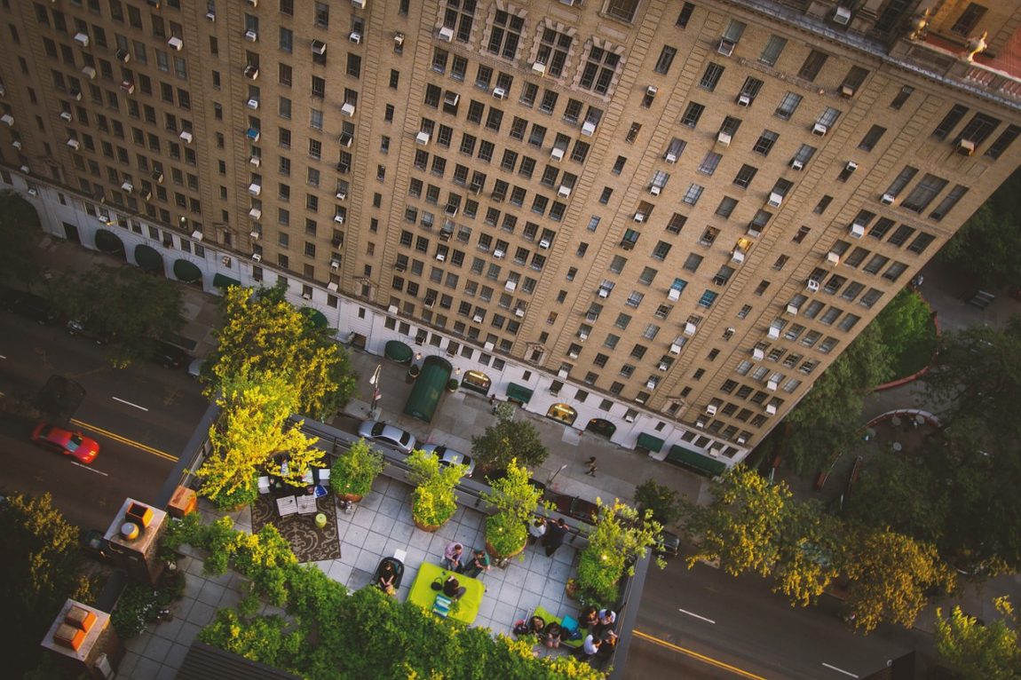 Terrazza condominiale di proprietà del costruttore ed utilizzata senza opposizione dai condomini. Quid iuris?