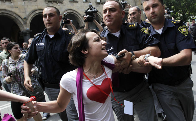 March against homophobia: police failed to protect participants from violent attacks of counter-demonstrators