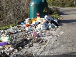 RIFIUTI ABBANDONATI: il proprietario della strada non ha l’obbligo di rimuoverli