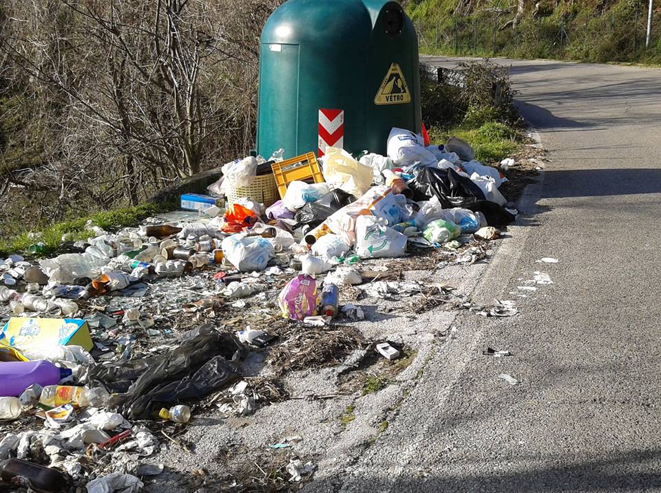 RIFIUTI ABBANDONATI: il proprietario della strada non ha l’obbligo di rimuoverli