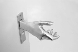La mano dell’alunno schiacciata nella porta del bagno, quale responsabilità?