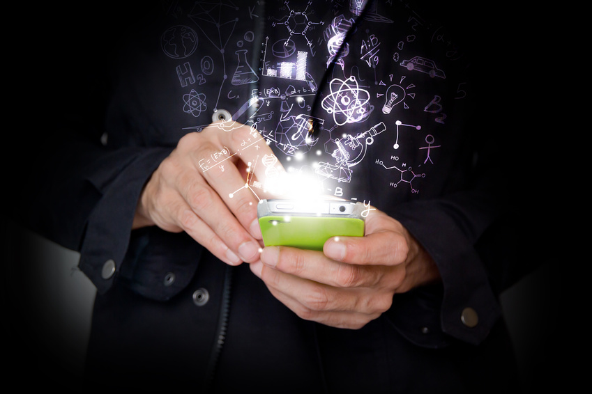 Lo scambio reciproco di SMS ingiuriosi e minacciosi tra familiari non integra il reato di molestie