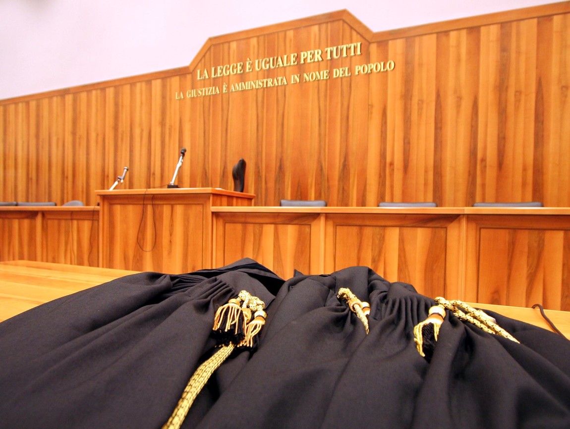 Sospeso dalla professione l’avvocato che notifica più atti di precetto