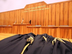 Sospeso dalla professione l’avvocato che notifica più atti di precetto