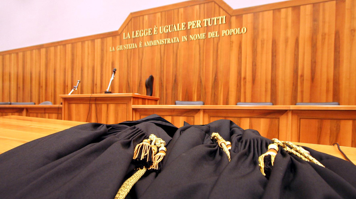 Il pubblico ufficiale che viene insultato durante il servizio deve fuggire o può difendersi?