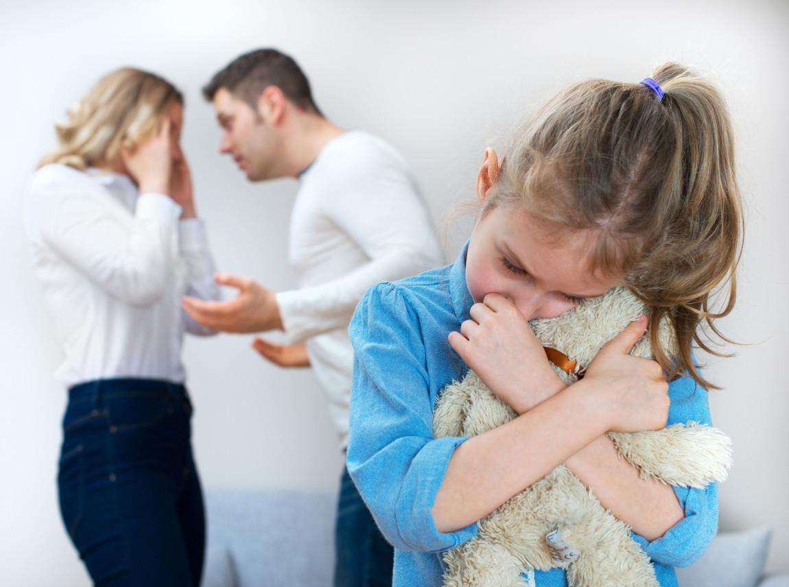 “Se mi lasci non vedi più i bambini”: le bugie sull’affidamento dei figli