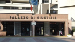 Casta forense: avvocati napoletani presidiano il Palazzo di Giustizia