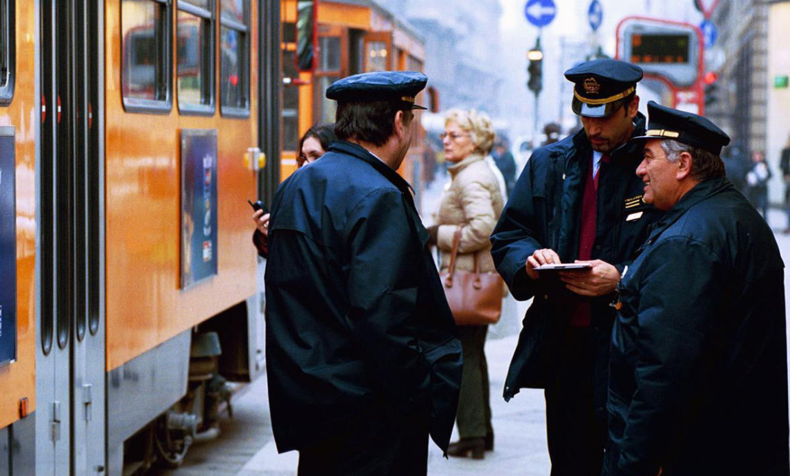 Sei salito sull’autobus senza biglietto e non vuoi scendere? Stai commettendo un reato!
