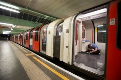 Chi risponde del sinistro di un viaggiatore che rimane incastrato tra i battenti della metro?