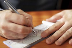 Il coniuge separato non ha diritto all’assegno sociale nell’ipotesi di rinuncia all’assegno alimentare