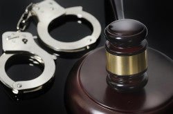 Il confine tra concorso morale e mera connivenza nel reato di detenzione di sostanze stupefacenti ex art. 73 DPR 309/1990