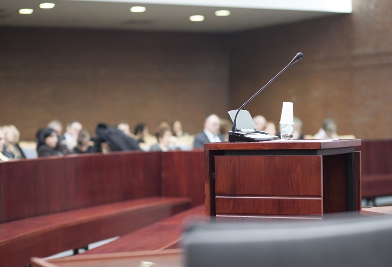 Punibile l’avvocato che diserta l’udienza grazie al falso certificato medico
