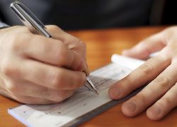 Assegno circolare contraffatto: la banca emittente e la banca negoziatrice sono responsabili?