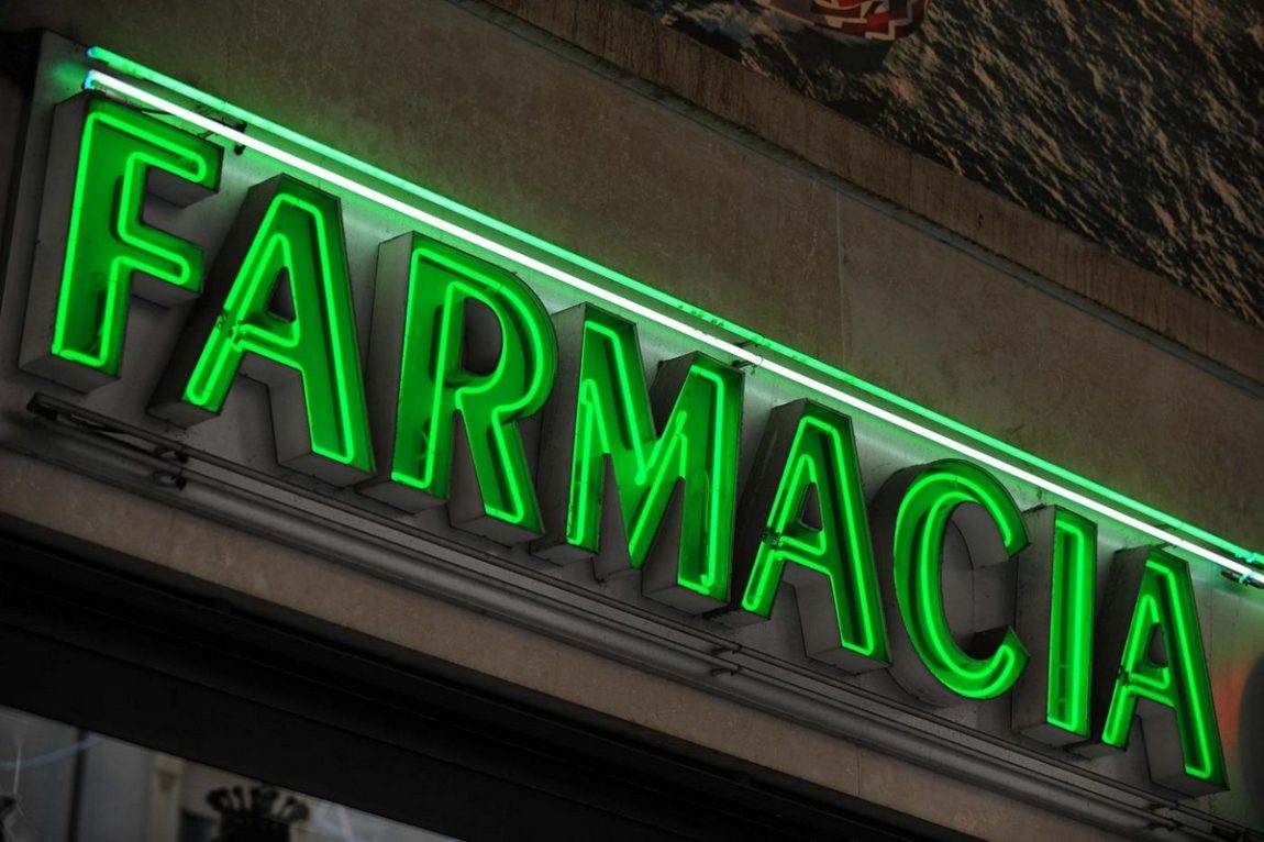 L’attività svolta dal farmacista socio di società di persone è equiparata all’attività del titolare di farmacia