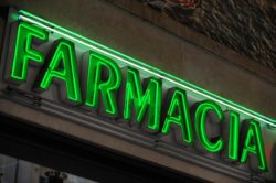 L’attività svolta dal farmacista socio di società di persone è equiparata all’attività del titolare di farmacia