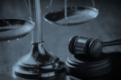 Esercizio abusivo di professione e patrocinio infedele sono cumulabili