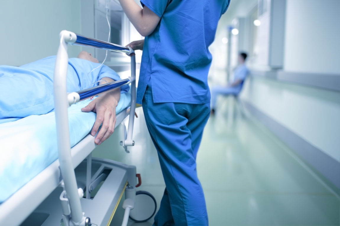 Senza un giudizio controfattuale non si può condannare l’infermiera di turno che omette di avvisare il medico di guardia