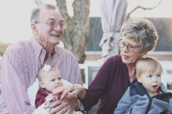 Nipoti mantenuti dai nonni: come e quando è possibile?