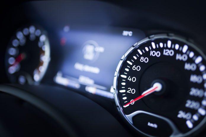Auto usate con tachimetro manomesso: truffa contrattuale o frode in commercio?