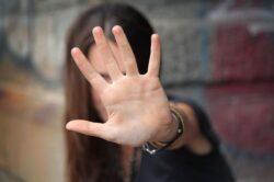 Violenza sessuale di gruppo: se la donna è ubriaca non scatta l’aggravante