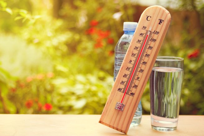 Le bottiglie d’acqua vanno protette dal sole: il reato è dietro l’angolo