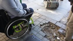 E se la carrozzina rimane intrappolata nel manto stradale? Il Comune è responsabile ex art. 2051 c.c.