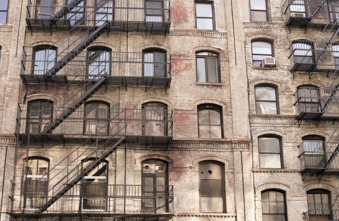 Limiti legali della proprietà: l’incidenza dei regolamenti edilizi in tema di distanze tra fabbricati