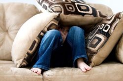 Nesso di causalità tra il suicidio di uno studente e l’omessa comunicazione alla famiglia dell’esito negativo degli scrutini