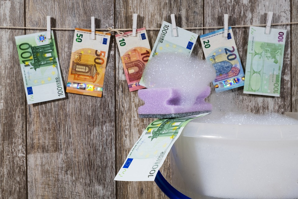 Autoriciclaggio: sussiste anche se i proventi del reato presupposto sono investiti in operazioni societarie tracciabili