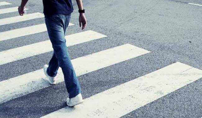 Pedone che attraversa fuori dalle strisce: non è ragione sufficiente a fondare il concorso di colpa