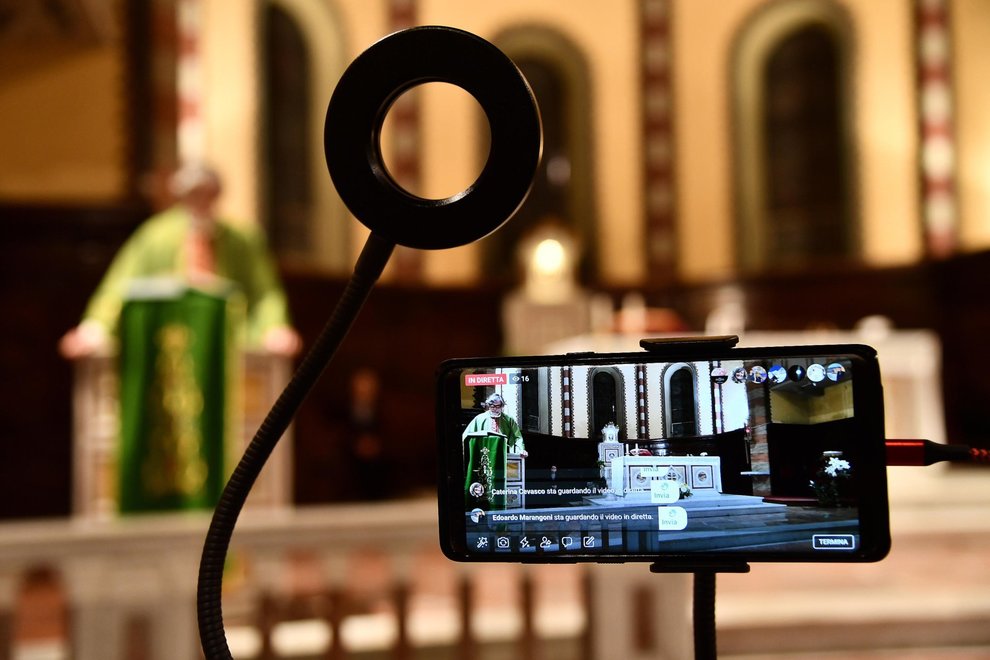 Gesù verrà alla festa? Qualche considerazione giuridico-canonica in merito agli adattamenti ecclesiastici a seguito del Covid-19