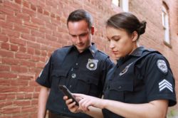 È lecito registrare e pubblicare online l’attività degli agenti di Polizia?