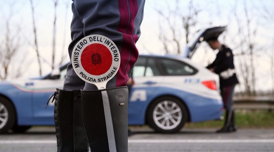 L’agente di polizia deve “veramente” identificarsi prima di effettuare un controllo?