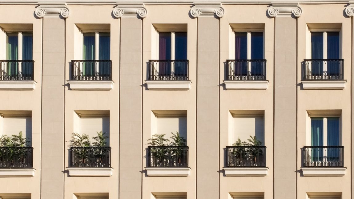 Rimozione o spostamento cavi elettrici sulla facciata di un immobile