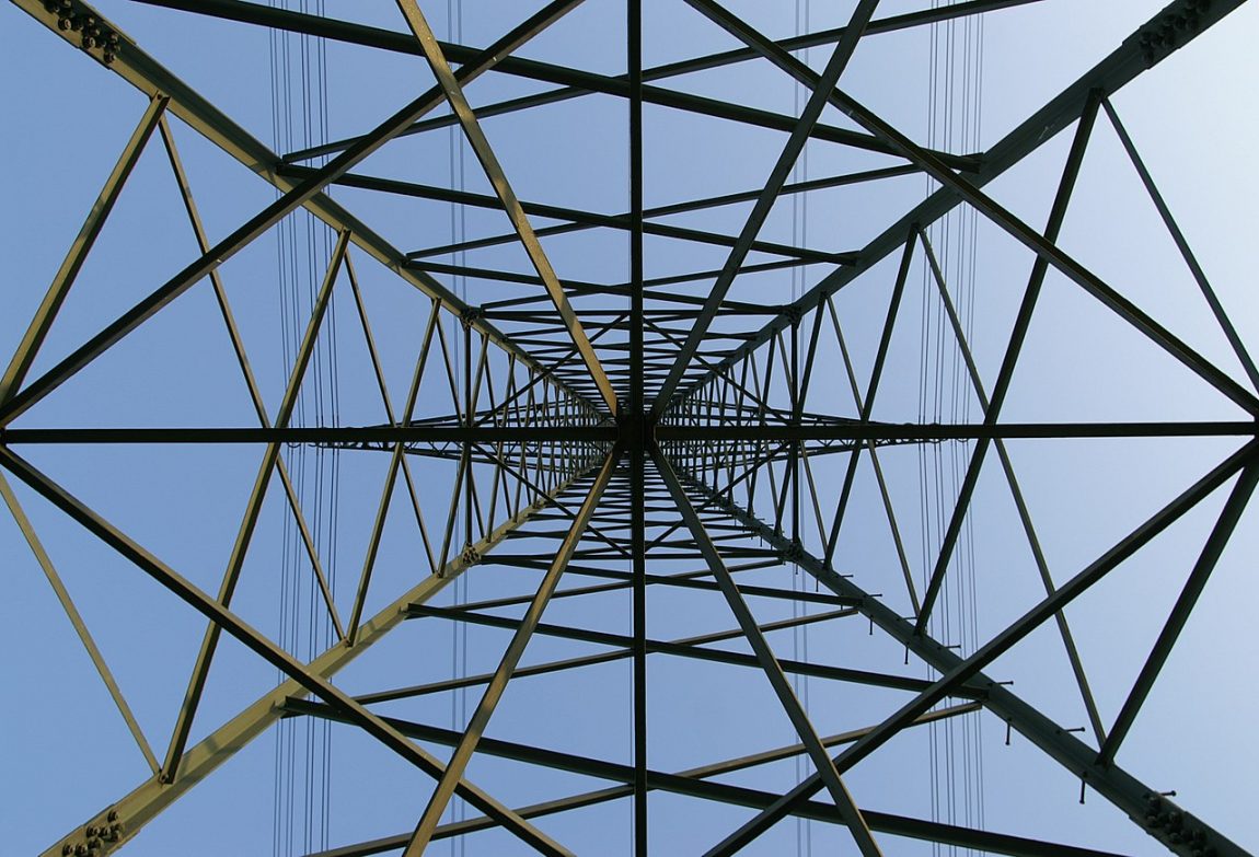 Il proprietario può far spostare dai suoi fondi le condutture elettriche?