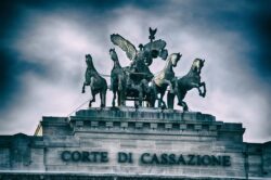 La Corte di Cassazione chiarisce il discrimen tra furto e rapina impropria: cliente condannato per rapina di alcune brioches