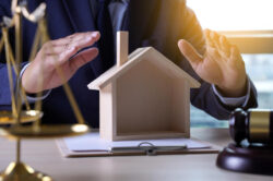 Revoca dell’assegnazione della casa familiare e aumento dell’assegno divorzile