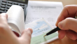 L’assegno non trasferibile spedito per posta e incassato da terzo estraneo determina il concorso di colpa tra mittente e Banca