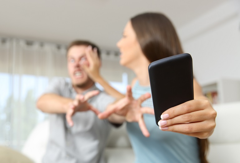 Strappare di mano il cellulare è rapina