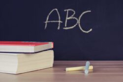 La condotta offensiva abituale del docente integra il reato di maltrattamenti