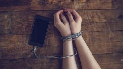 Fomo: l’altra faccia della medaglia da dipendenza da smartphone