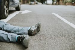 Investimento del pedone: è responsabile il conducente, se non dimostra di aver fatto quanto possibile per evitarlo